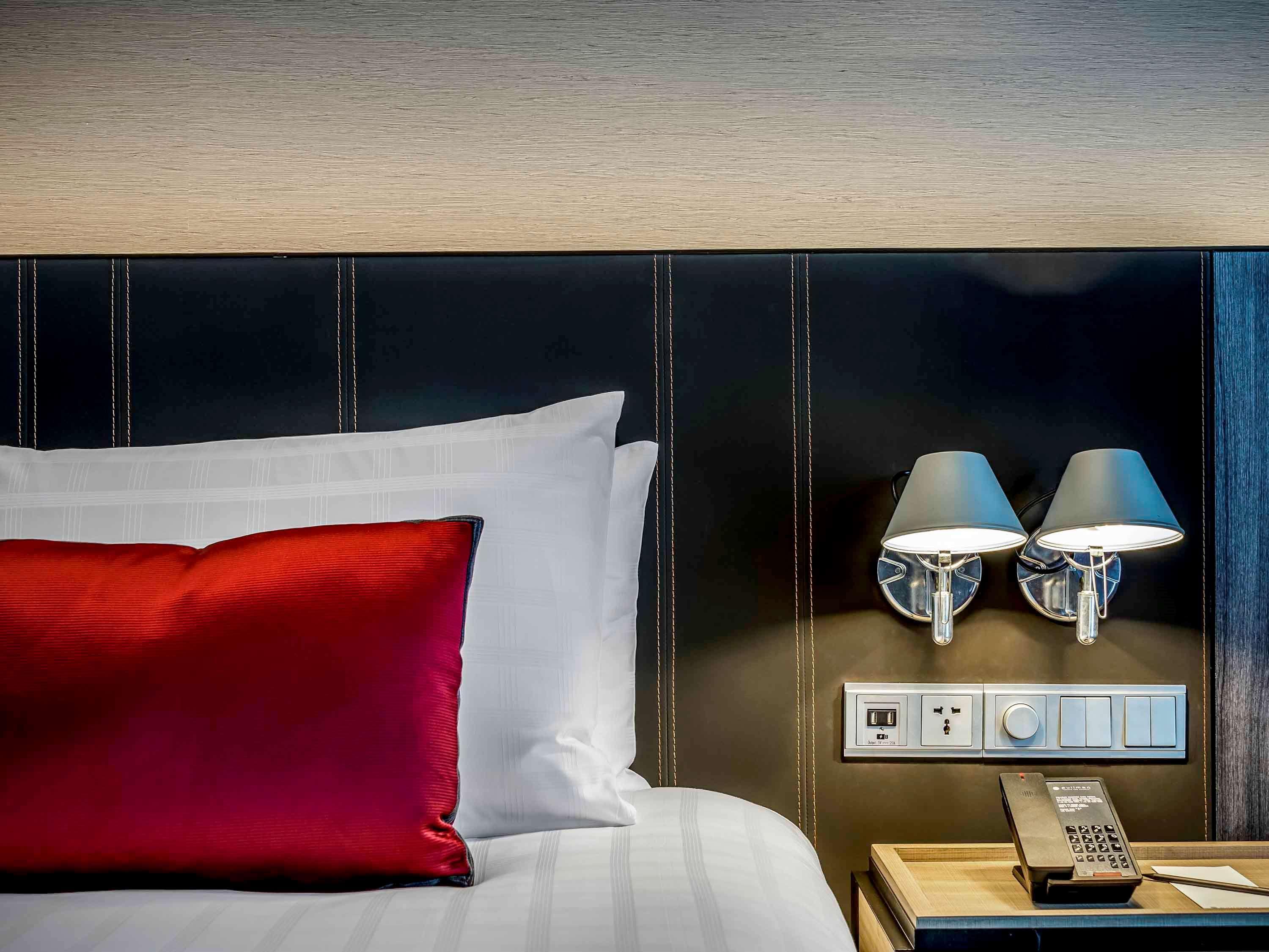 Pullman Bangkok King Power Hotel Exterior foto A bed with a red pillow