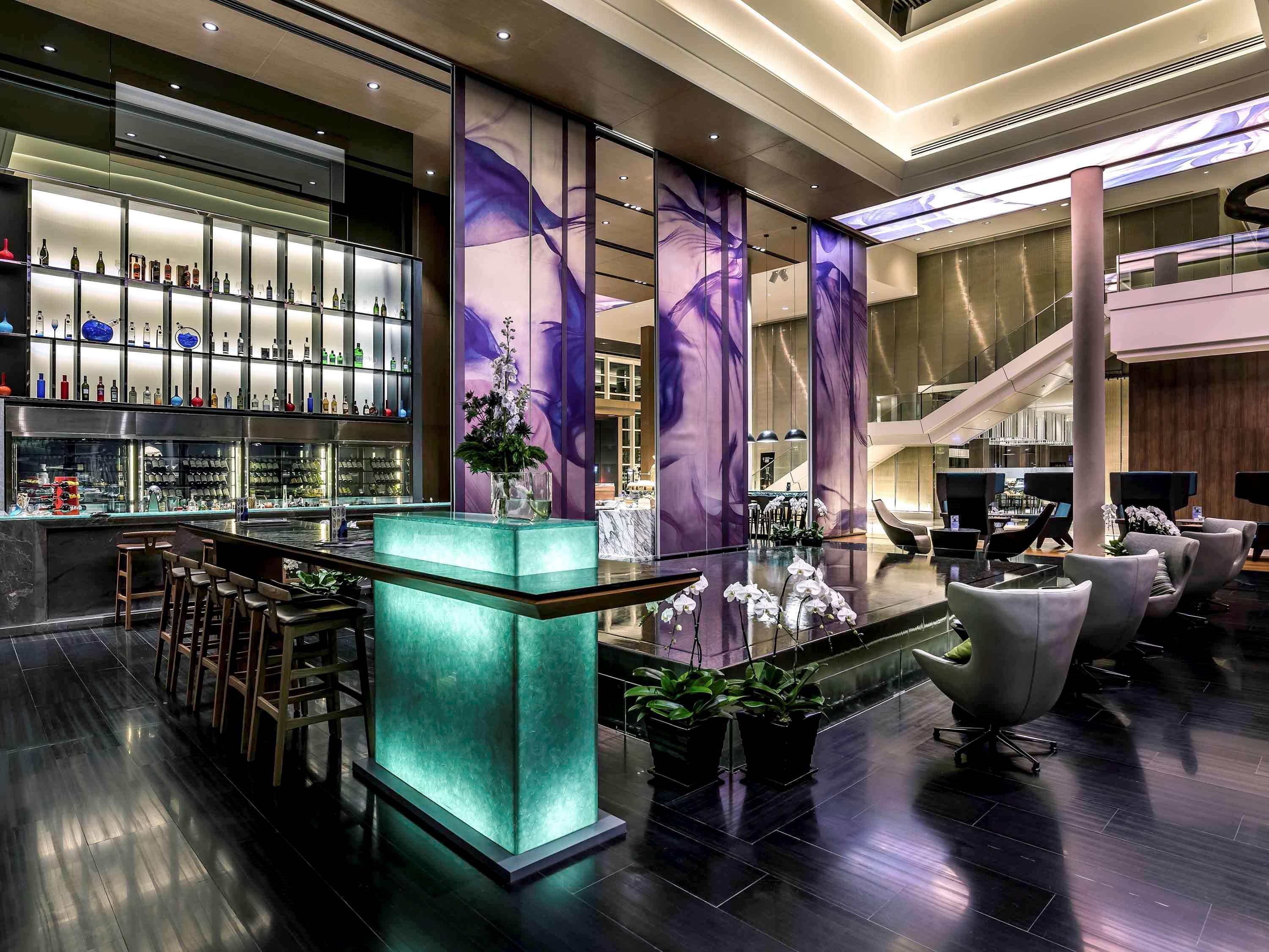 Pullman Bangkok King Power Hotel Exterior foto The bar at the lobby