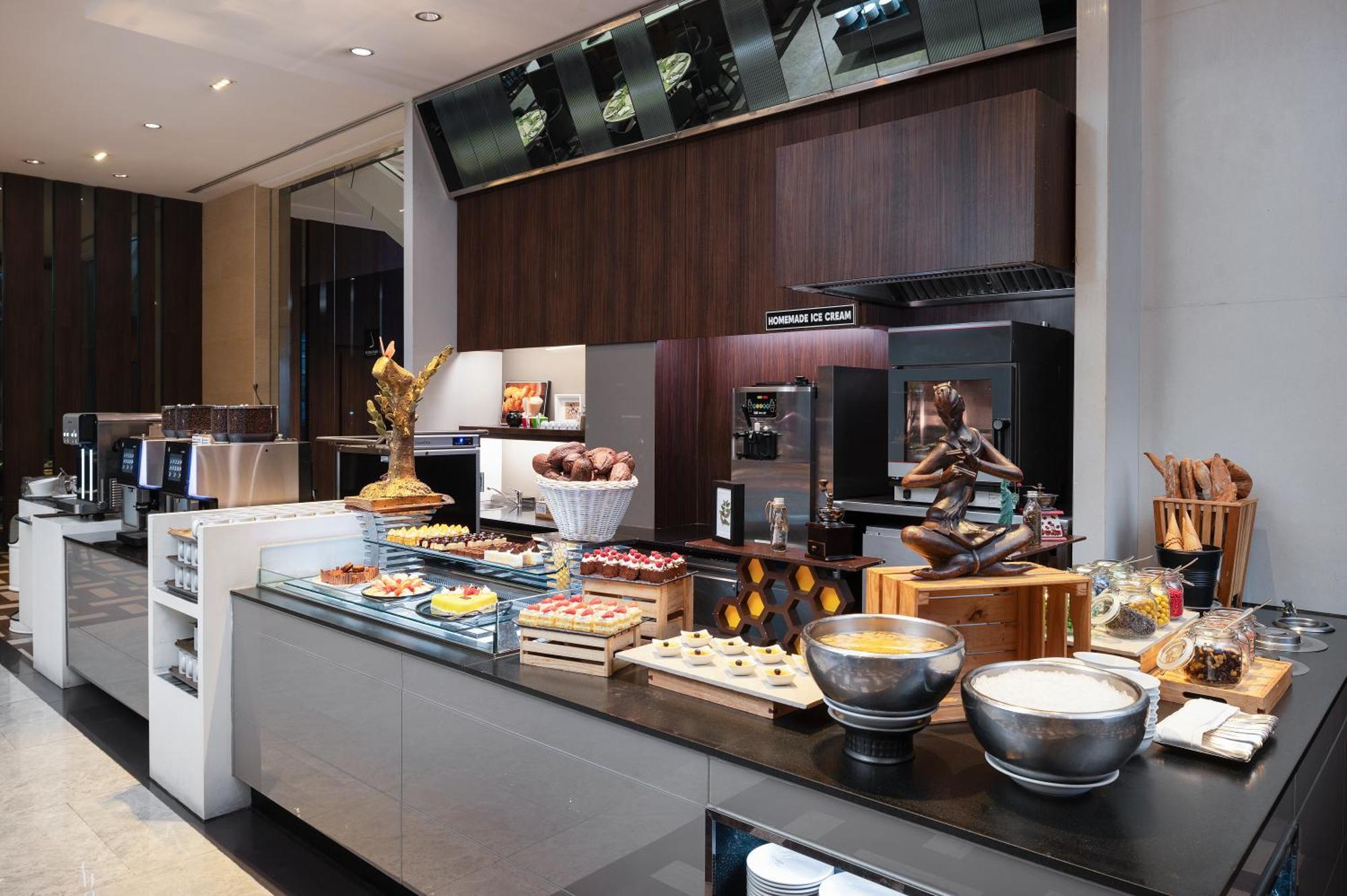 Pullman Bangkok King Power Hotel Exterior foto A buffet at a hotel