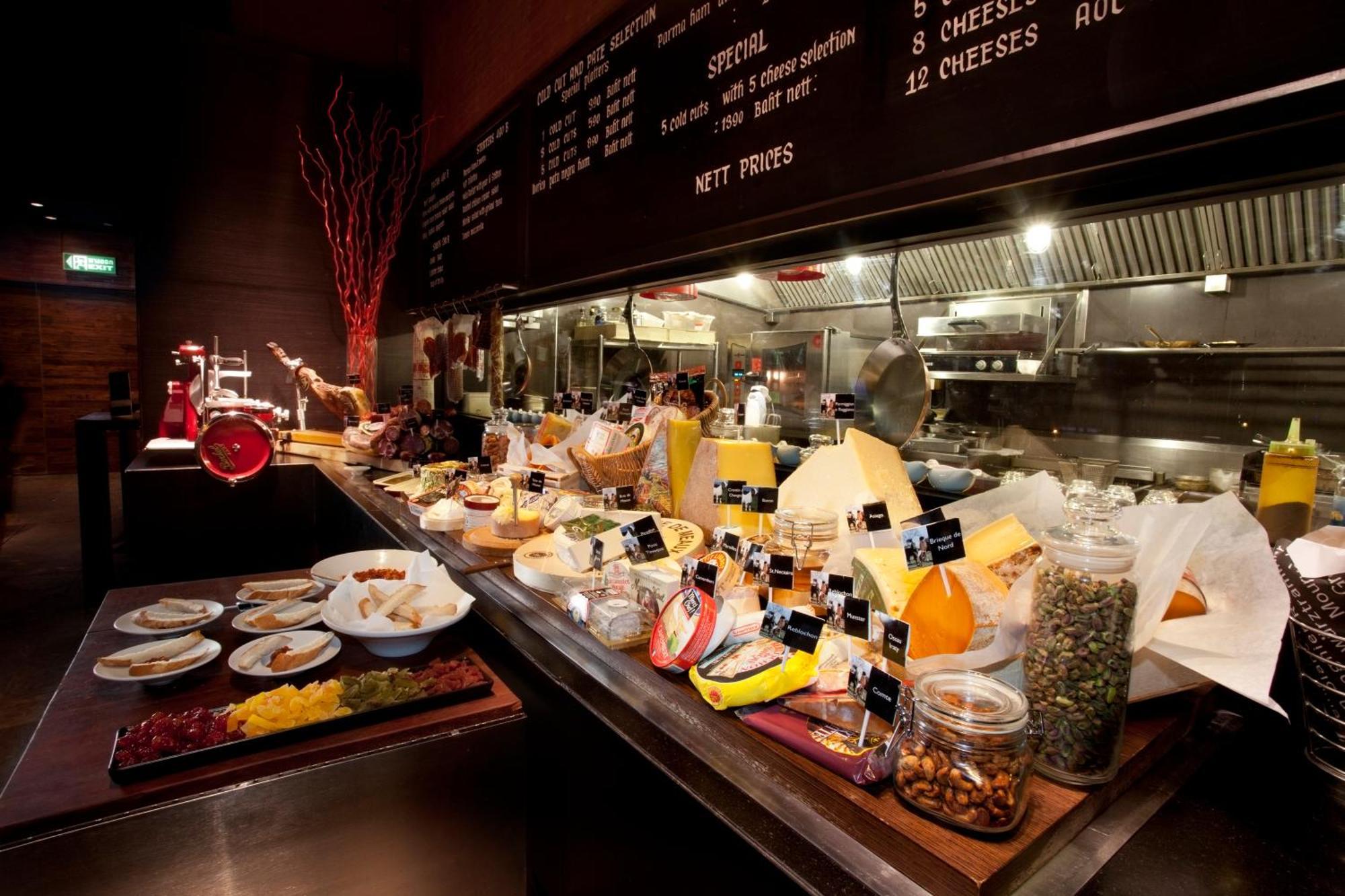 Pullman Bangkok King Power Hotel Exterior foto Cheese counter at a restaurant