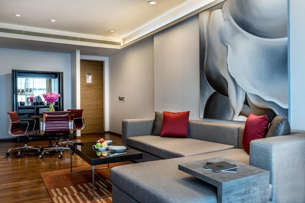 Pullman Bangkok King Power Hotel Exterior foto A living room in a suite at the hotel