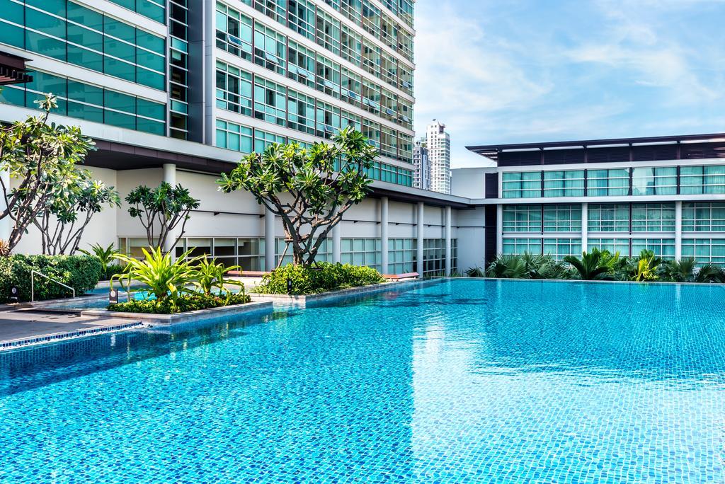 Pullman Bangkok King Power Hotel Exterior foto The swimming pool at the hotel